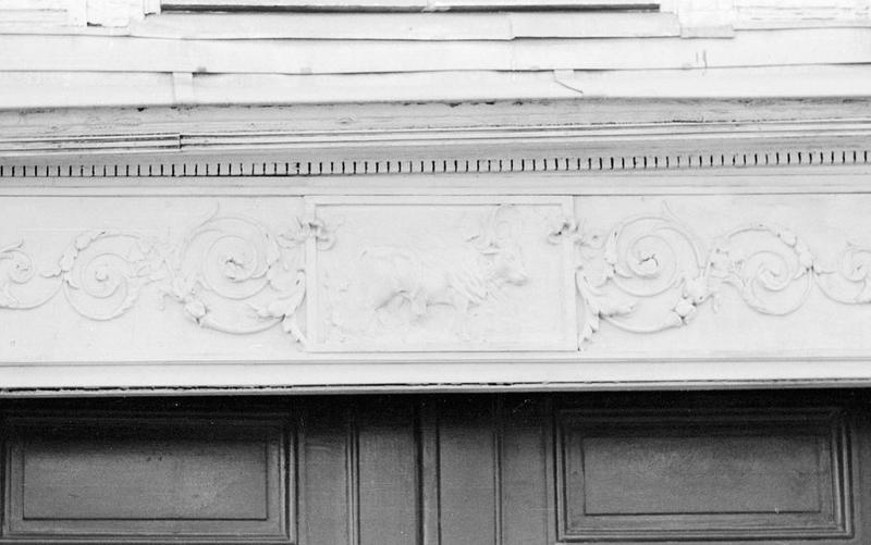 Frise en bas-relief au-dessus de l'entrée : boeuf et rinceaux