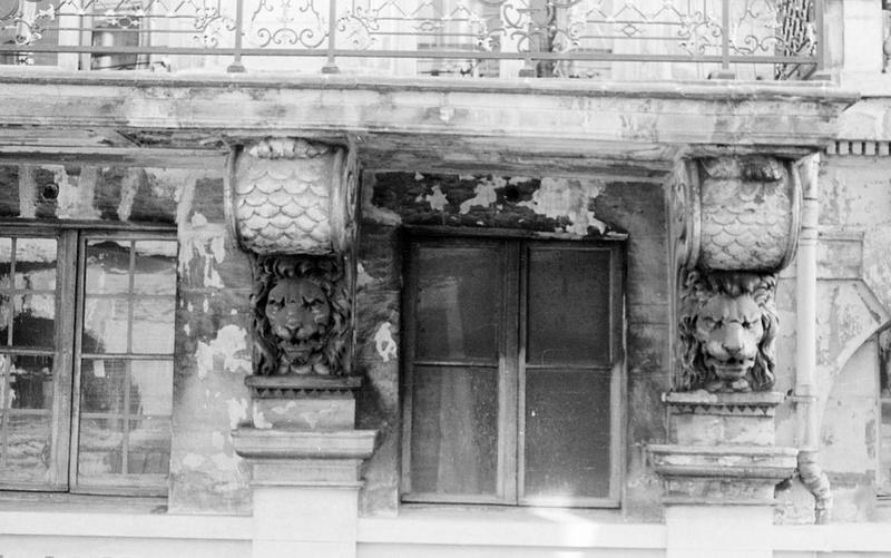 Balcon avec ferronnerie et consoles (détail)