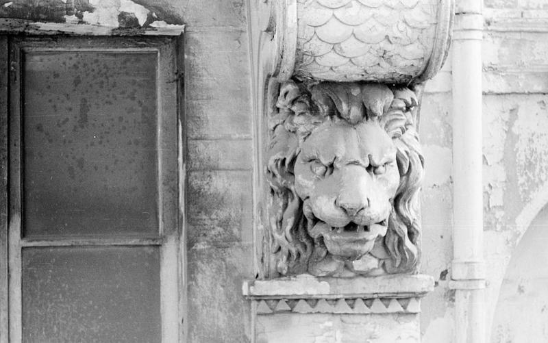 Balcon avec ferronnerie et consoles : tête de lion de la console