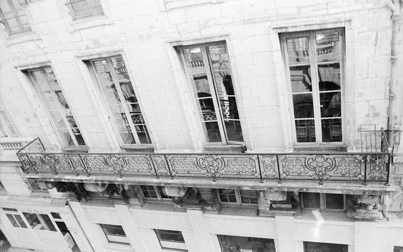 Balcon avec ferronnerie et consoles (vue aérienne)