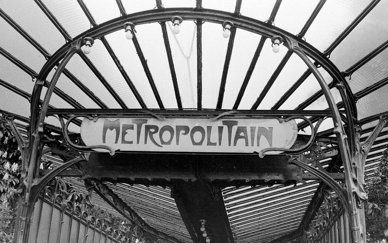 Entrée extérieure : détail de l'inscription "Métropolitain"