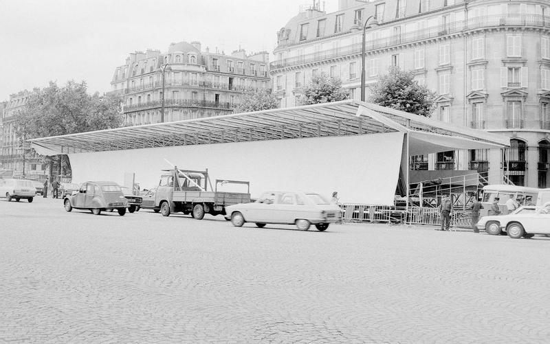 Aménagement de la place de la Bastille pour les cérémonies du 14 juillet 1974