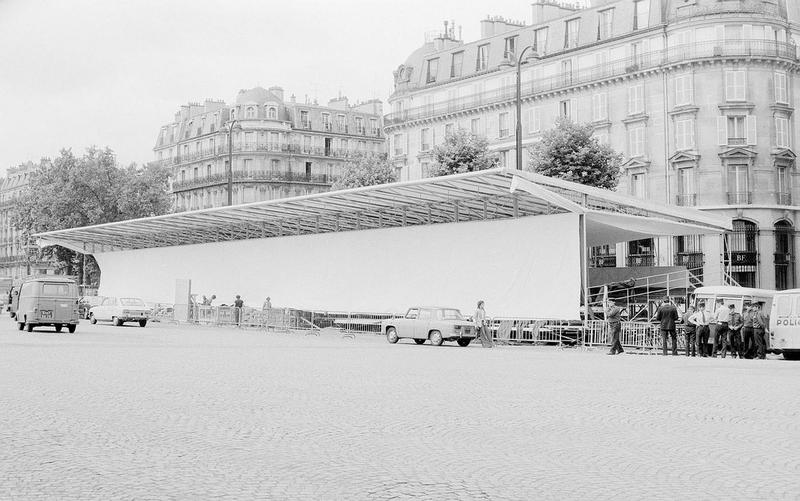 Aménagement de la place de la Bastille pour les cérémonies du 14 juillet 1974