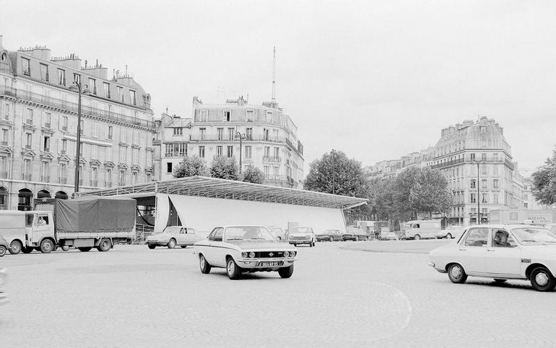 Aménagement de la place de la Bastille pour les cérémonies du 14 juillet 1974