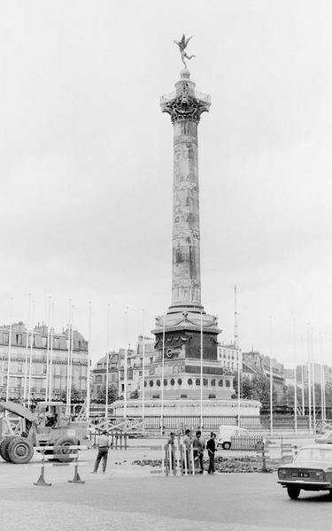 Aménagement de la place de la Bastille pour les cérémonies du 14 juillet 1974