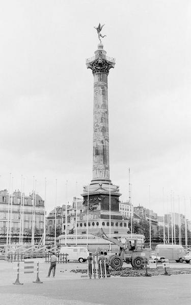 Aménagement de la place de la Bastille pour les cérémonies du 14 juillet 1974