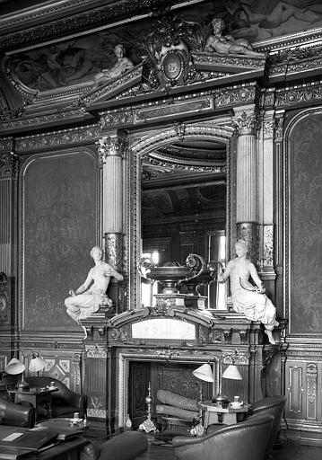 Grand Salon, cheminée décorée de sculptures bronze doré; Au centre : Danse des amours, marbre/au-dessus : Vase marbre rouge garni émail cloisonné vénitien/chaque côté statue femme marbre blanc : A G. l'harmonie, à D. la musique/au-dessus glace fronton déc