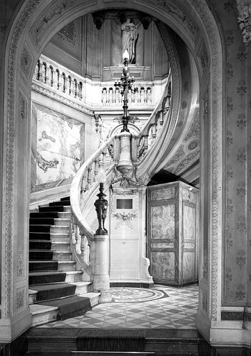 Onyx, médaillons, candélabres en bronze sculpté, escalier du vestibule d'entrée