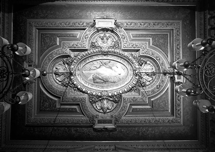 Bas-relief au centre du plafond de la salle à manger, reproduction de : Diane couchée sur un cerf