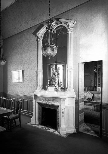 Grande chambre de toilette, cheminée en marbre blanc de Carrare/groupe en bronze argenté représentant La femme et l'enfant/corniche Louis XIII au milieu de laquelle trois colombes se becquettent au millieu buisson de roses