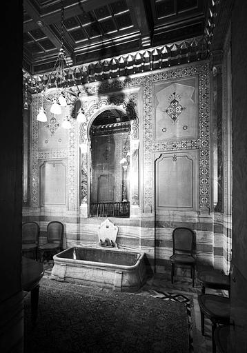 Salle de bain avec baignoire en onyx