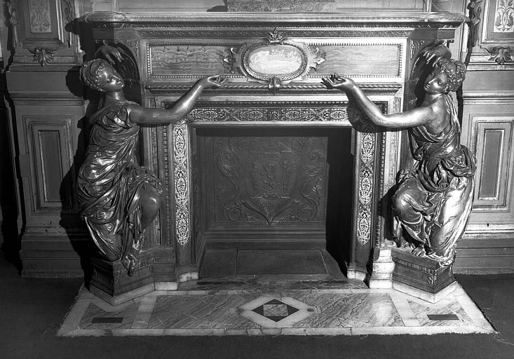 Grande chambre, cheminée en malachite verte et encadrement en bronze doré avec devant un médaillon en émail camaïeu représentant une femme couchée, deux statues de femme en bronze argenté forment les montants