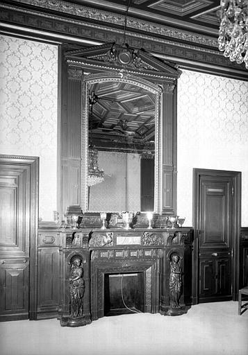 Cheminée de la bibliothèque avec au centre un médaillon carré en bronze argenté représentant : Etude des Arts, de chaque côté deux statues en bronze