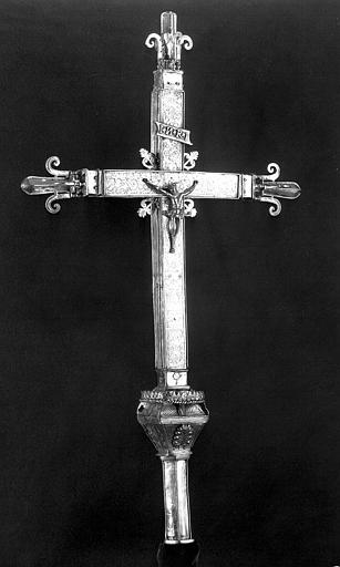 Croix processionnelle en argent estampé et gravé, trois-quarts