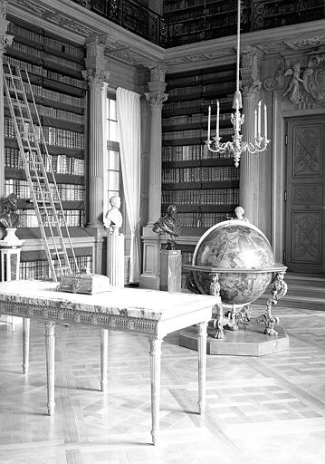 Vue de l'extrémité de la salle avec les tables à gibier, le globe céleste de Corielli et les bustes, salle de lecture