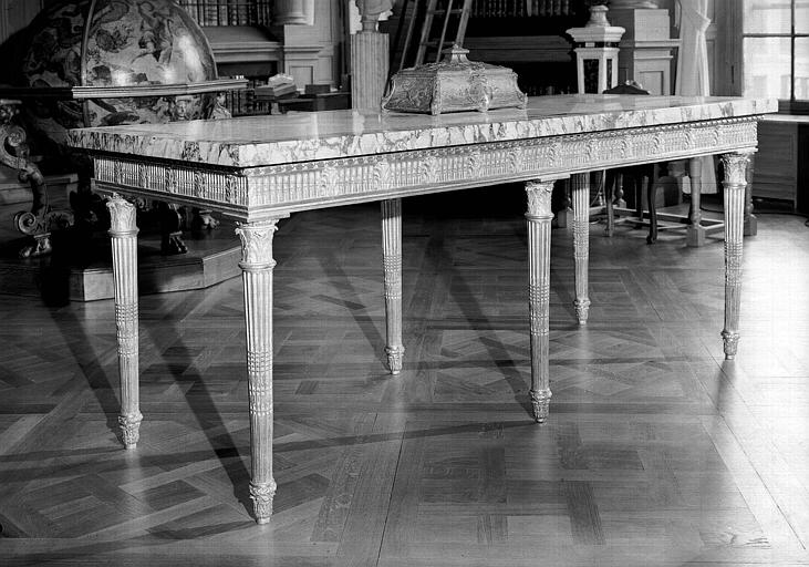 Table à gibier en bois doré et dessus en marbre, époque Louis XVI, salle de lecture