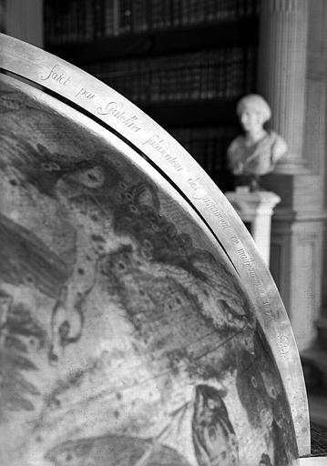 Globe céleste, détail : Signature de Gatellier sur le montant de bronze, salle de lecture