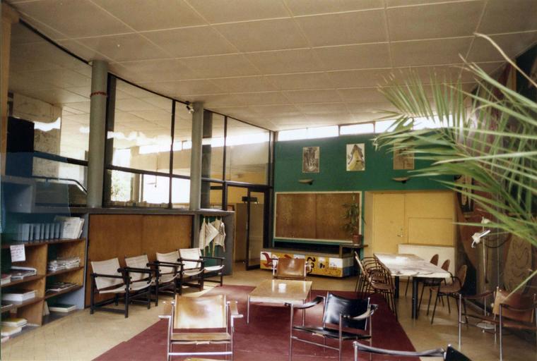 Banquette-table et 10 fauteuils