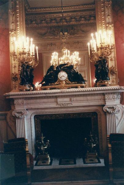 garniture de cheminée : pendule : l'Architecture, la Peinture, et 2 chandeliers (candélabres) : Les Trois Grâces