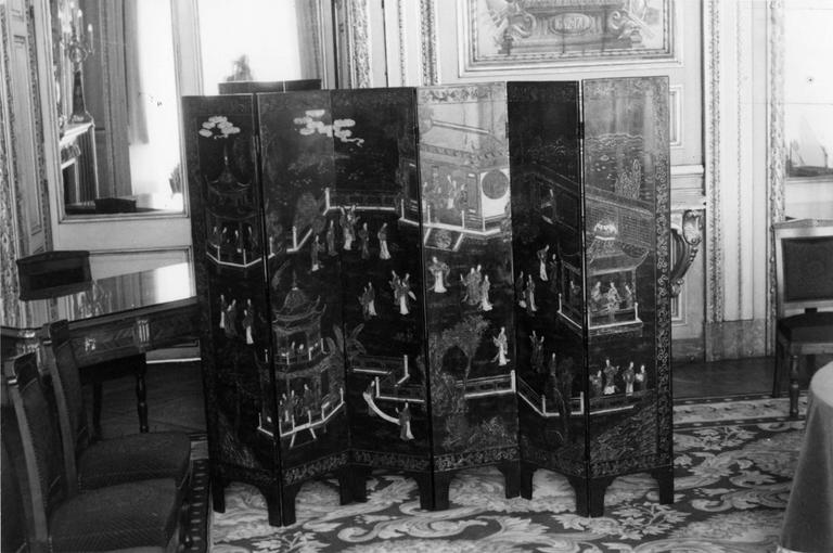 meuble d'appui à deux travées de treize tiroirs en bois pour le rangement des éventails - © Ministère de la Culture (France), Médiathèque du patrimoine et de la photographie (objets mobiliers), tous droits réservés