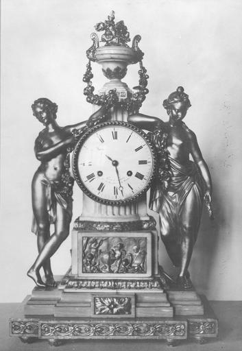 meuble d'appui à cinq travées de treize tiroirs en bois pour le rangement des éventails, détail de la partie centrale - © Ministère de la Culture (France), Médiathèque du patrimoine et de la photographie (objets mobiliers), tous droits réservés