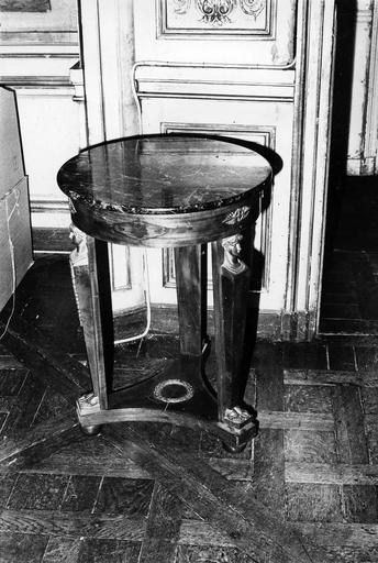 grande suspension à trois lumières, métal argenté, verre moulé - © Ministère de la Culture (France), Médiathèque du patrimoine et de la photographie (objets mobiliers), tous droits réservés