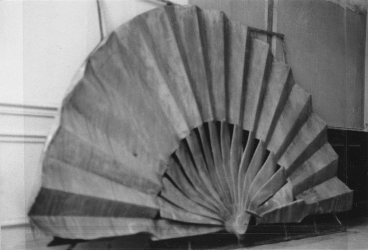 enseigne de boutique en forme d'éventail, zinc doré - © Ministère de la Culture (France), Médiathèque du patrimoine et de la photographie (objets mobiliers), tous droits réservés