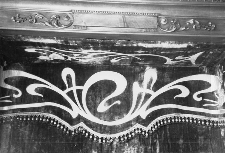garniture de fond d'armoire, velours de soie - © Ministère de la Culture (France), Médiathèque du patrimoine et de la photographie (objets mobiliers), tous droits réservés