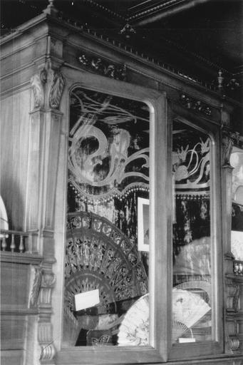 vitrine et garniture de fond d'armoire, velours de soie - © Ministère de la Culture (France), Médiathèque du patrimoine et de la photographie (objets mobiliers), tous droits réservés