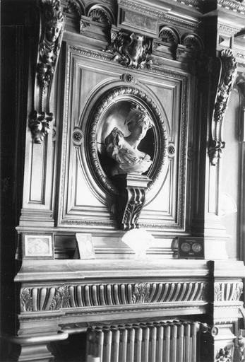 boiserie de la cheminée et buste de femme - © Ministère de la Culture (France), Médiathèque du patrimoine et de la photographie (objets mobiliers), tous droits réservés