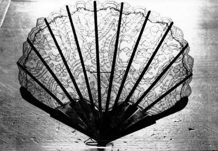 coquille bivalve en nacre noire garnie d'une dentelle de Chantilly mécanique - © Ministère de la Culture (France), Médiathèque du patrimoine et de la photographie (objets mobiliers), tous droits réservés