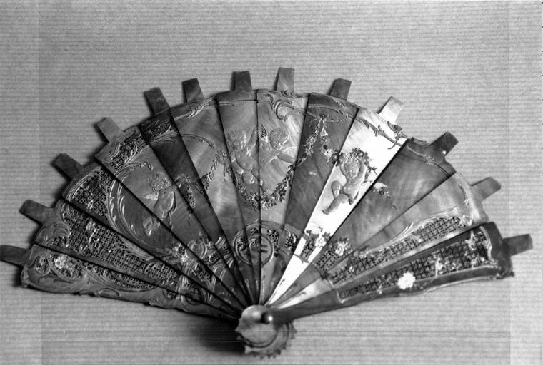 monture d'éventail à échantillons de matières de placage - © Ministère de la Culture (France), Médiathèque du patrimoine et de la photographie (objets mobiliers), tous droits réservés