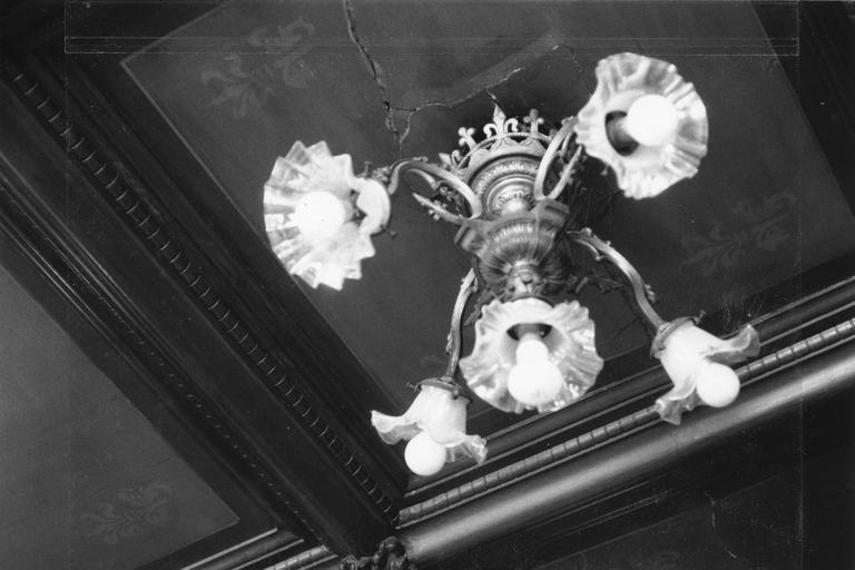 suspension à cinq lumières, métal argenté, verre moulé - © Ministère de la Culture (France), Médiathèque du patrimoine et de la photographie (objets mobiliers), tous droits réservés