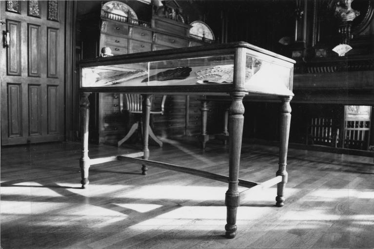 table vitrine - © Ministère de la Culture (France), Médiathèque du patrimoine et de la photographie (objets mobiliers), tous droits réservés
