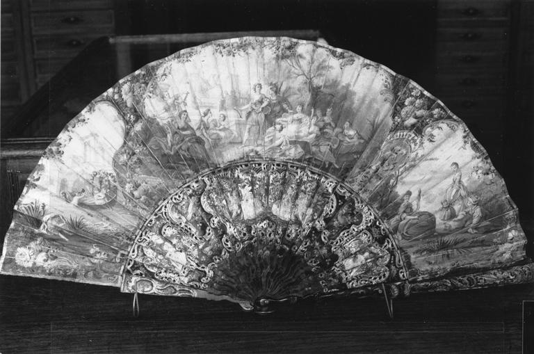éventail : Apollon et les muses rendant hommage à Persée - © Ministère de la Culture (France), Médiathèque du patrimoine et de la photographie (objets mobiliers), tous droits réservés