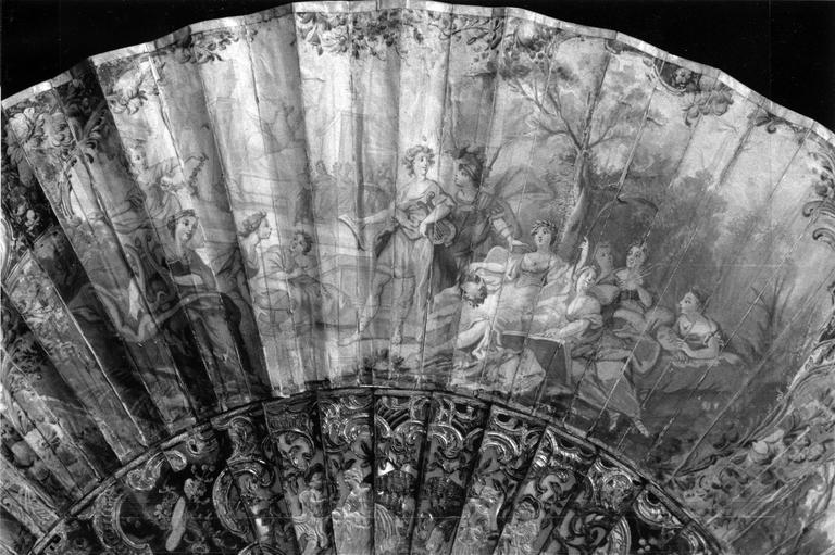 éventail : Apollon et les muses rendant hommage à Persée, détail - © Ministère de la Culture (France), Médiathèque du patrimoine et de la photographie (objets mobiliers), tous droits réservés