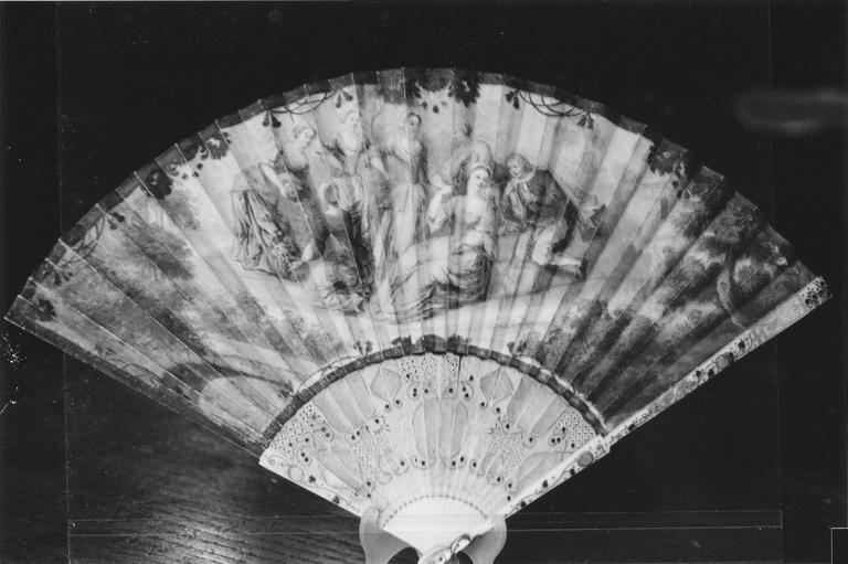 éventail : Dame et ses suivantes avec un gentilhomme - © Ministère de la Culture (France), Médiathèque du patrimoine et de la photographie (objets mobiliers), tous droits réservés