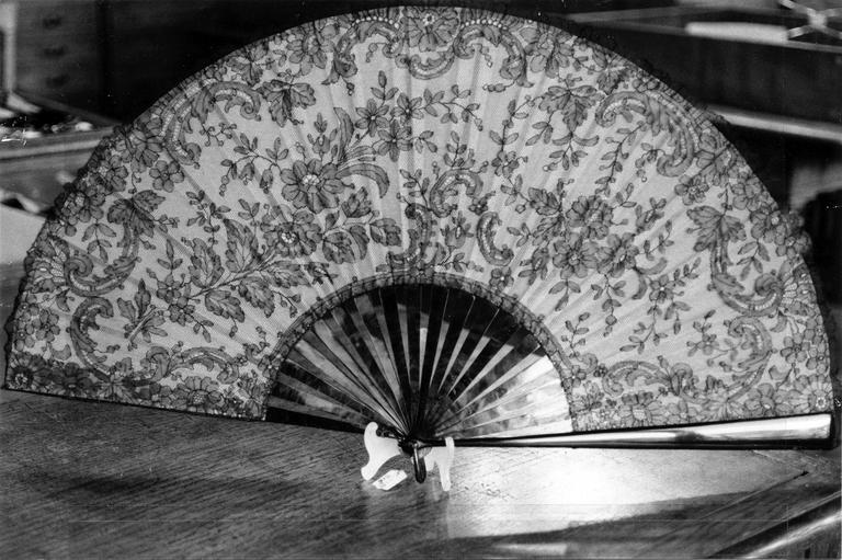éventail : Décor floral noir sur fond crème, dentelle de Chantilly sur organza - © Ministère de la Culture (France), Médiathèque du patrimoine et de la photographie (objets mobiliers), tous droits réservés