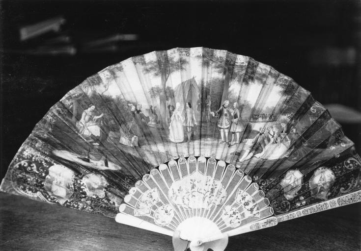 éventail : Fête de mariage dans un parc - © Ministère de la Culture (France), Médiathèque du patrimoine et de la photographie (objets mobiliers), tous droits réservés