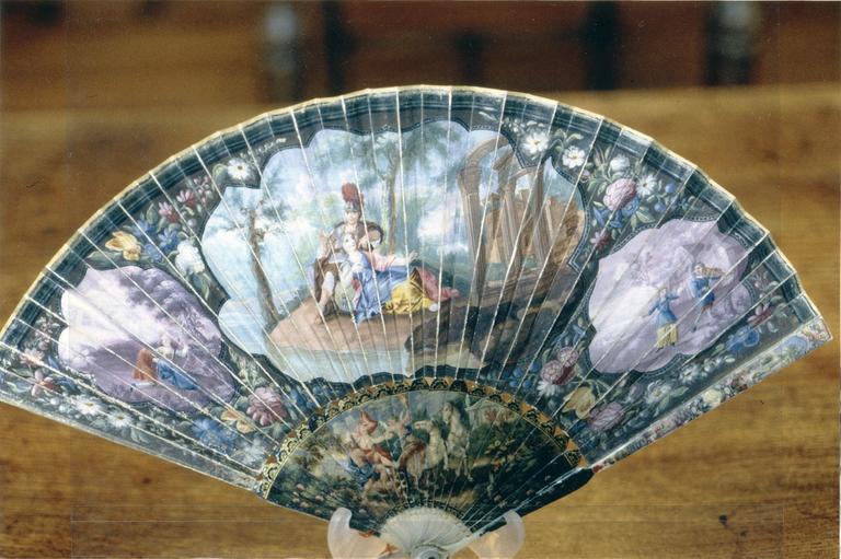 éventail : Guerrier faisant ses adieux (recto), Oiseaux de basse-cour (verso) - © Ministère de la Culture (France), Médiathèque du patrimoine et de la photographie (objets mobiliers), tous droits réservés