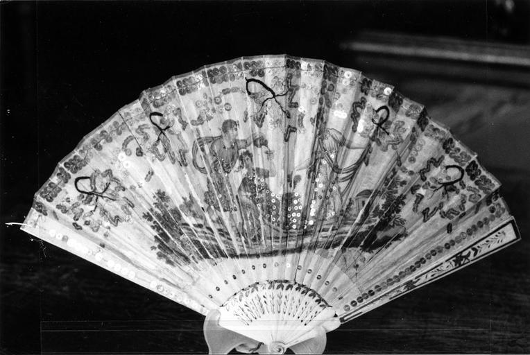 éventail : L'Alliance de Mars et de Cérès (?) en compagnie de Bacchus - © Ministère de la Culture (France), Médiathèque du patrimoine et de la photographie (objets mobiliers), tous droits réservés