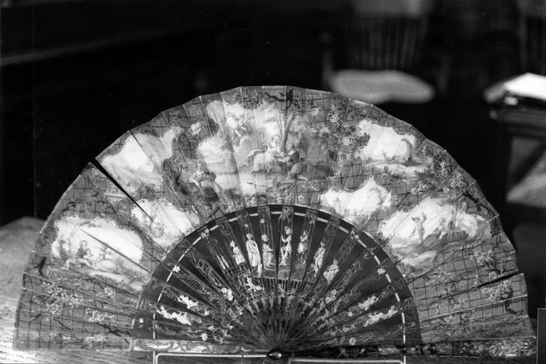 éventail : L'Offrande des fleurs - © Ministère de la Culture (France), Médiathèque du patrimoine et de la photographie (objets mobiliers), tous droits réservés