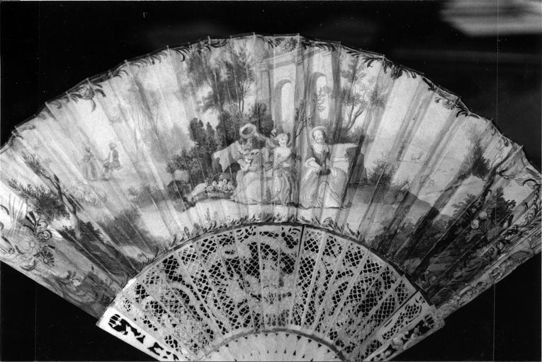 éventail : Le Temps des vendanges, détail - © Ministère de la Culture (France), Médiathèque du patrimoine et de la photographie (objets mobiliers), tous droits réservés