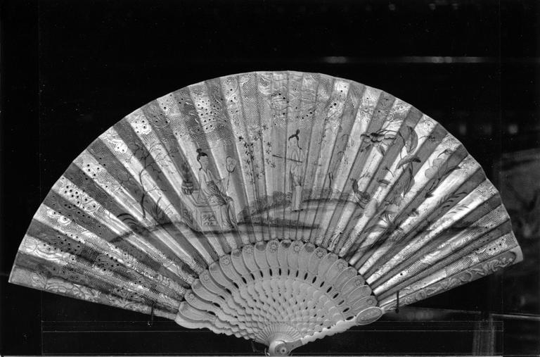 éventail : Les Deux chinoises - © Ministère de la Culture (France), Médiathèque du patrimoine et de la photographie (objets mobiliers), tous droits réservés