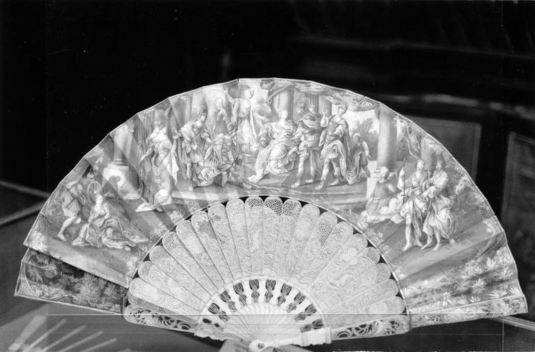 éventail : Les Envoyés troyens devant Didon (recto) - © Ministère de la Culture (France), Médiathèque du patrimoine et de la photographie (objets mobiliers), tous droits réservés