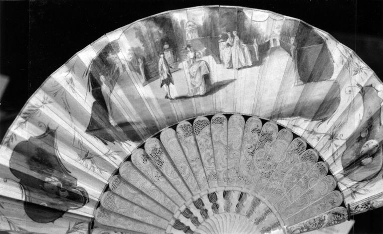 éventail : Quatre personnages dans un parc (verso) - © Ministère de la Culture (France), Médiathèque du patrimoine et de la photographie (objets mobiliers), tous droits réservés