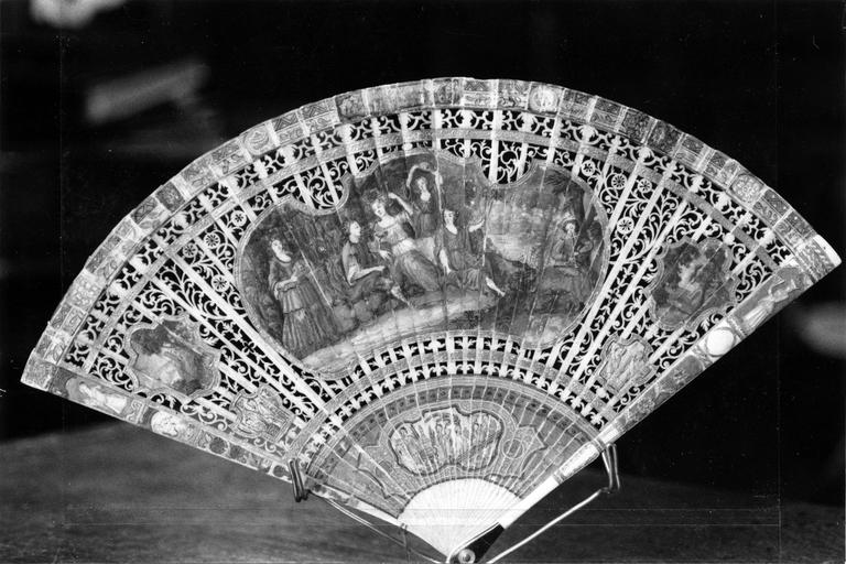 éventail : Libations galantes dans un parc - © Ministère de la Culture (France), Médiathèque du patrimoine et de la photographie (objets mobiliers), tous droits réservés