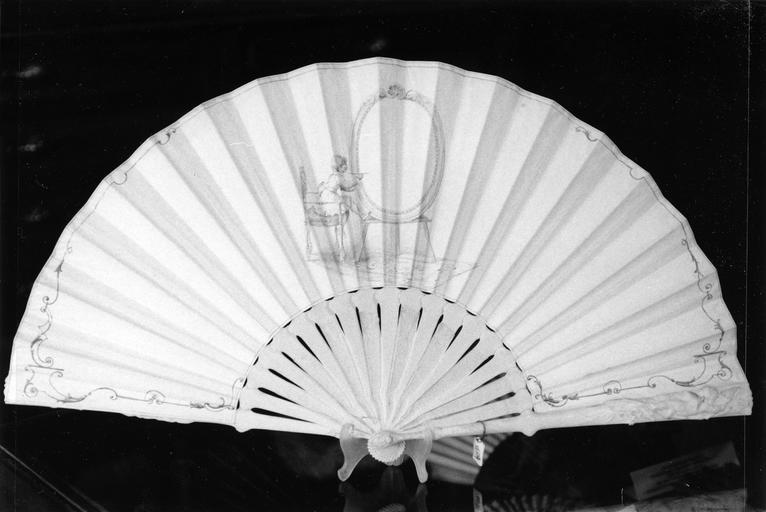 éventail : Enfant commençant une peinture (verso) - © Ministère de la Culture (France), Médiathèque du patrimoine et de la photographie (objets mobiliers), tous droits réservés