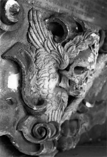 grande console d'architecture à tête de mort laurée entre des ailes levées - © Ministère de la Culture (France), Médiathèque du patrimoine et de la photographie (objets mobiliers), tous droits réservés