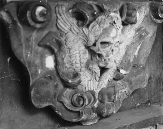 grande console d'architecture à tête de mort laurée entre des ailes levées - © Ministère de la Culture (France), Médiathèque du patrimoine et de la photographie (objets mobiliers), tous droits réservés